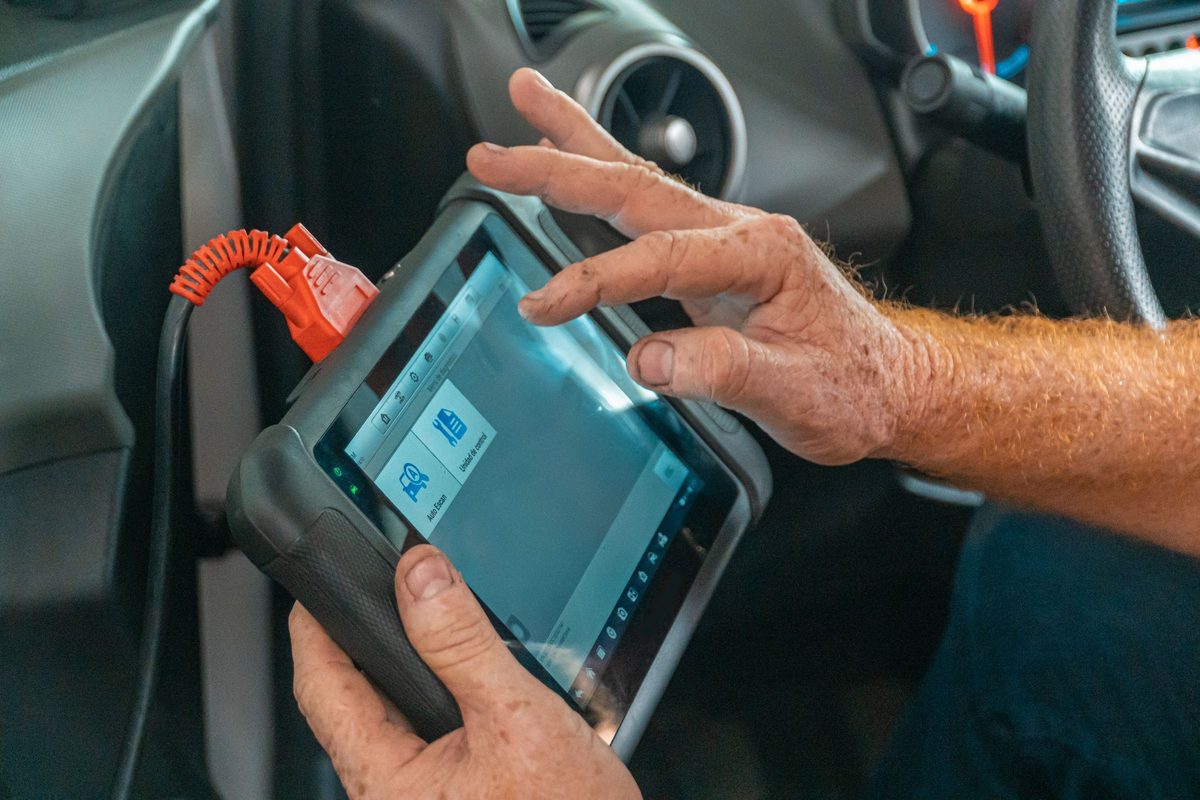 Een diagnosetester met de stekker in een wagen